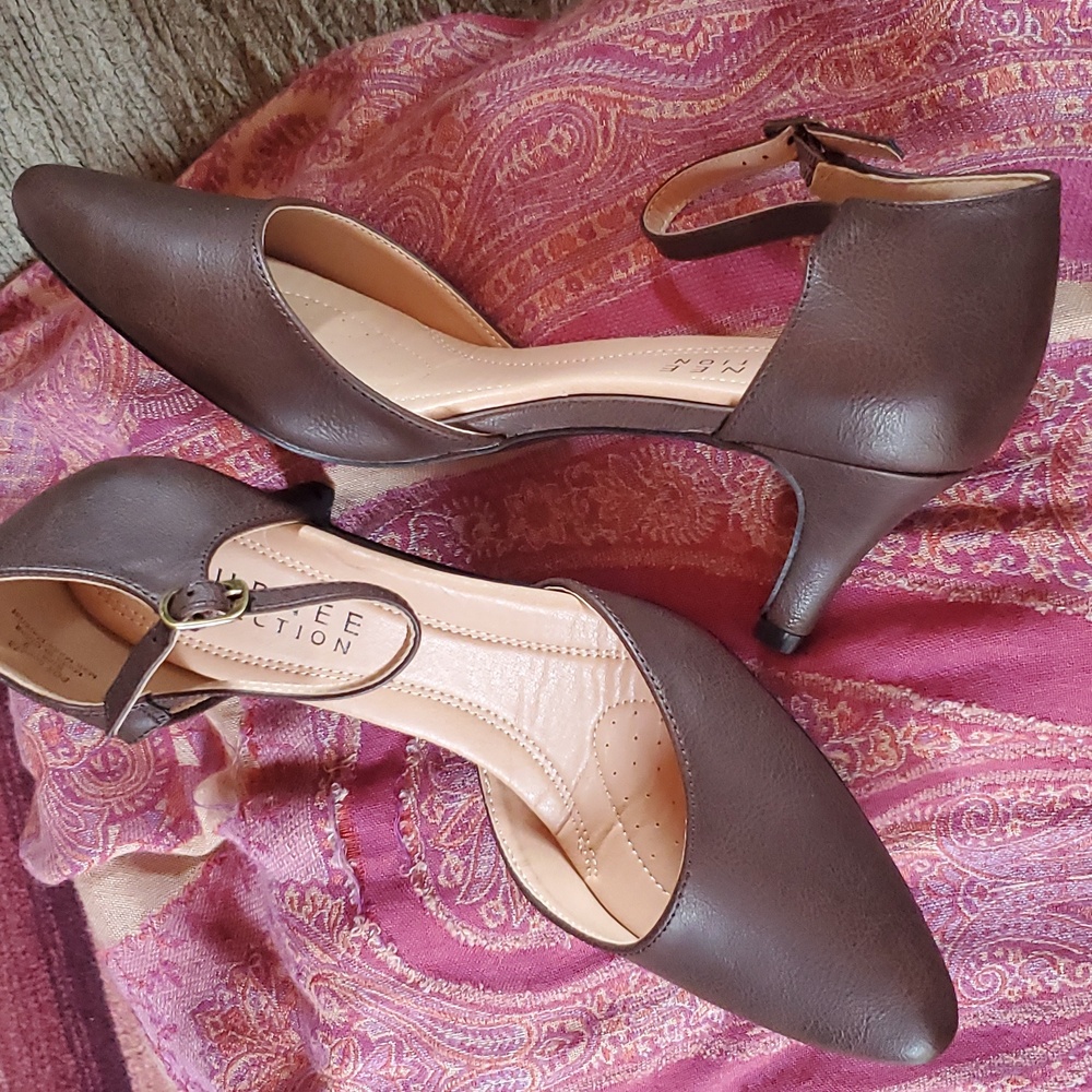 NIB JC Journee Collection Womens Ankle Stap Brown Pumps Comfort Sole sz 9 M